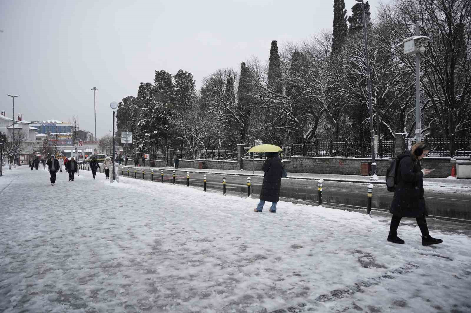 İstanbul&rsquo;da kar yağışı etkili oluyor
