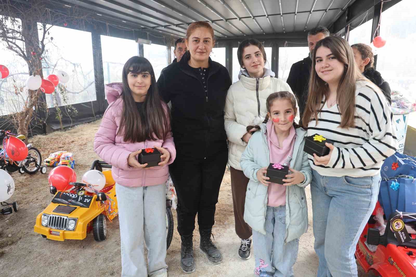 Depremzede &ouml;ks&uuml;z ve yetim &ccedil;ocukların y&uuml;z&uuml; hediyelerle g&uuml;ld&uuml;
