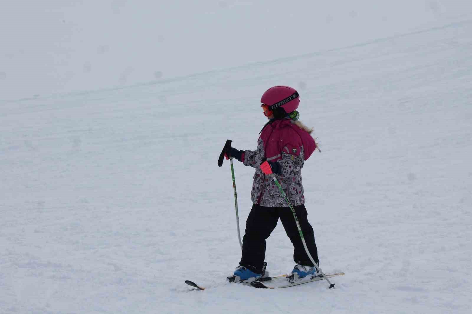 Karslı çocuklar Sarıkamış’ta kayak öğreniyor