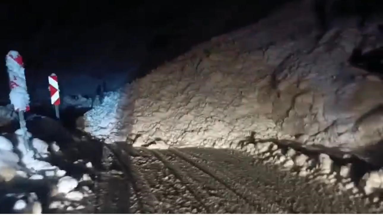 Şırnak yoluna &ccedil;ığ d&uuml;şt&uuml;, karayolu 2 saat ulaşıma kapandı
