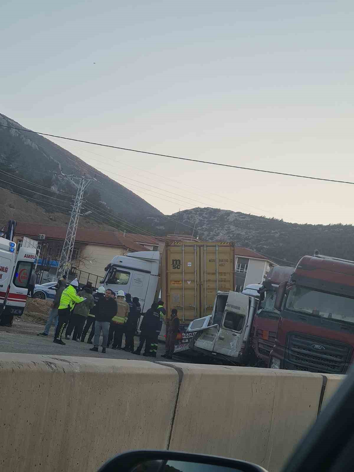 Hatay&rsquo;da 12 aracın karıştığı kazada 11 kişi yaralandı
