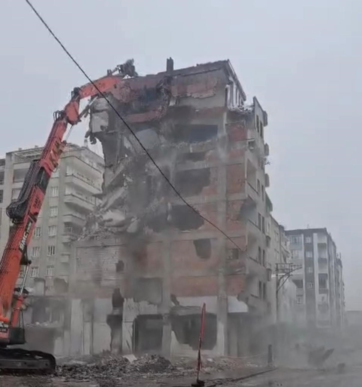 Ağır hasarlı bina tek dokunuşla yerle bir oldu