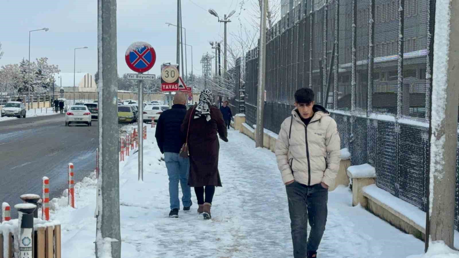 Diyarbakır&rsquo;da kar yağışı çileye dönüştü