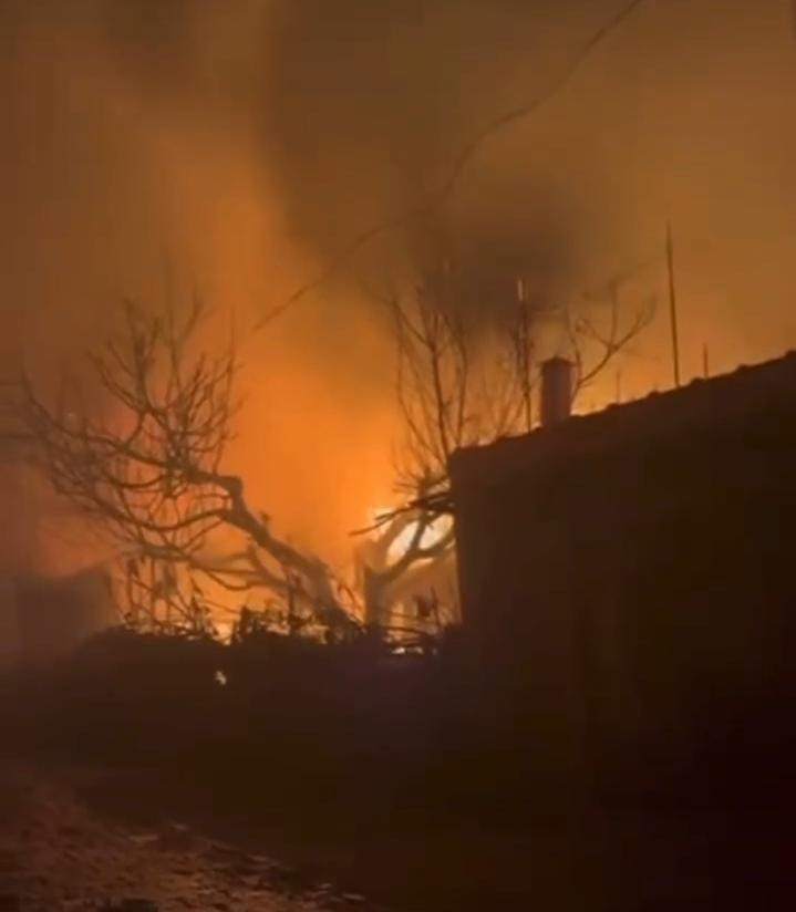 Orhaneli&rsquo;de geceyi aydınlatan alevler, evi k&uuml;le &ccedil;evirdi
