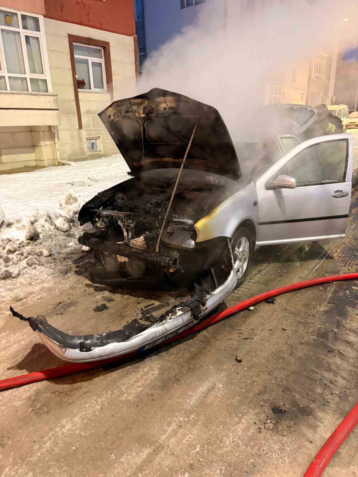 Yozgat&rsquo;ta otomobil alev alev yandı
