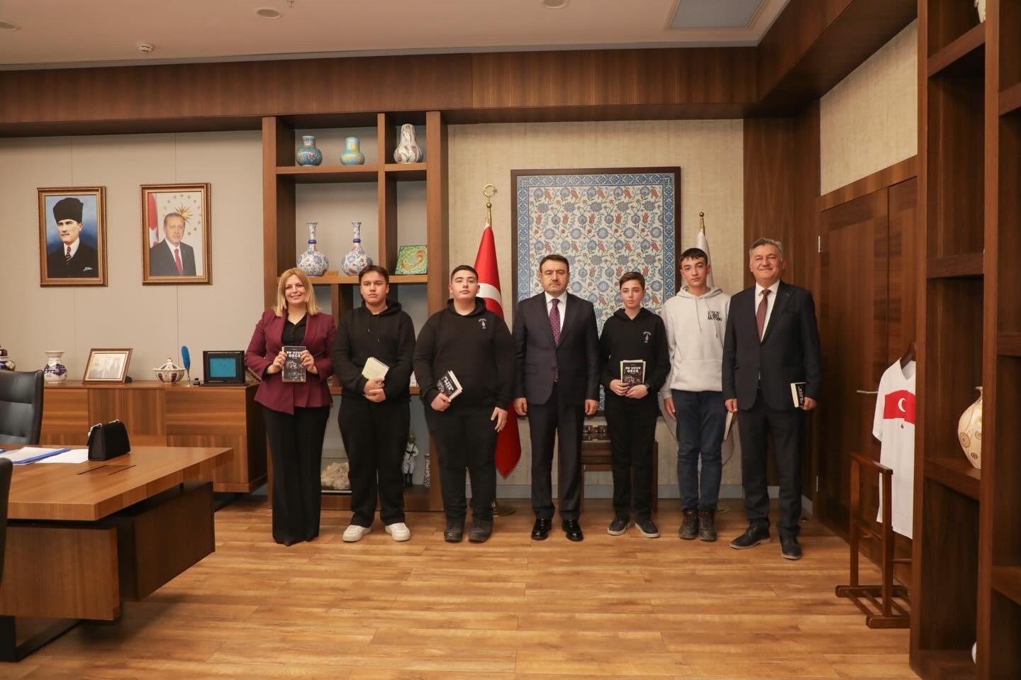 K&uuml;tahya Valisi Işın, &ouml;ğrencilerin podcast &ccedil;alışmasını dinledi
