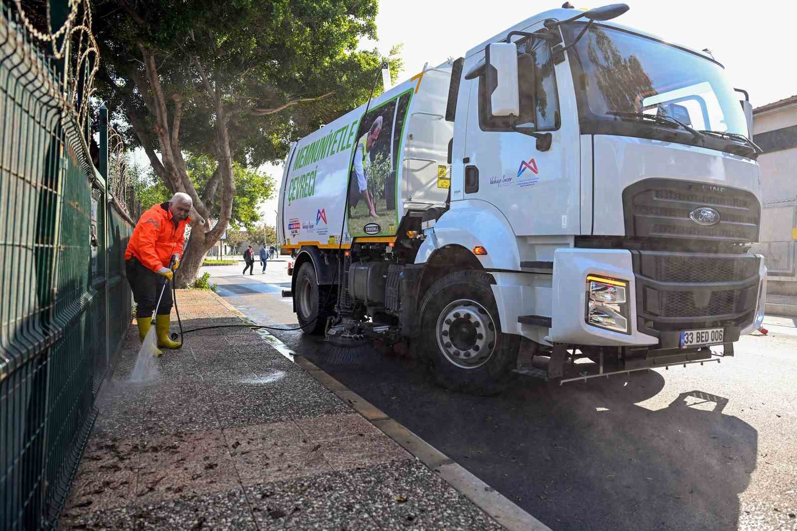 Mersin B&uuml;y&uuml;kşehir Belediyesi, temizlik filosuna 22 yol s&uuml;p&uuml;rme aracı ekledi
