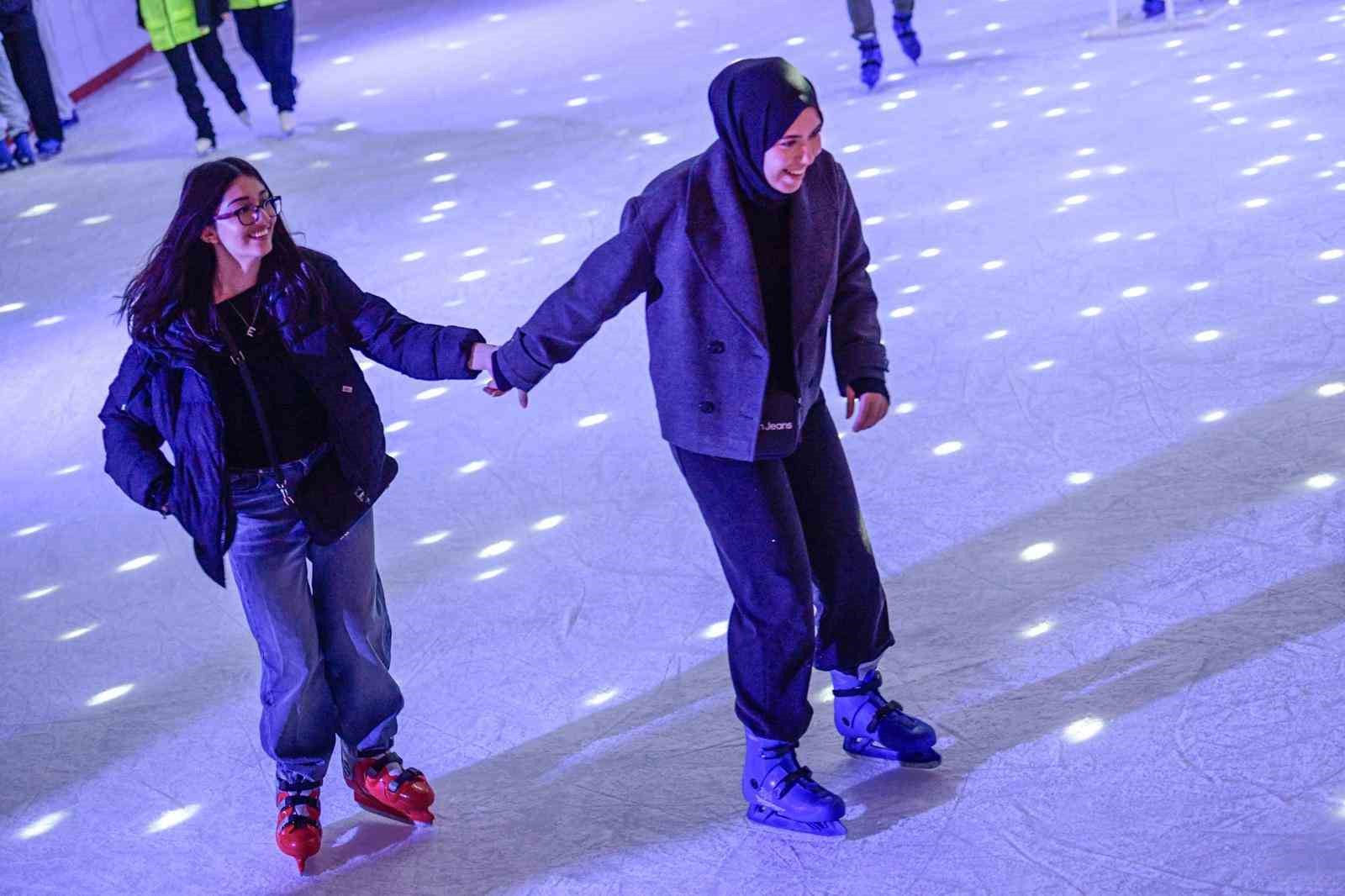 İzmir’de kışın keyfi buzda yaşanıyor