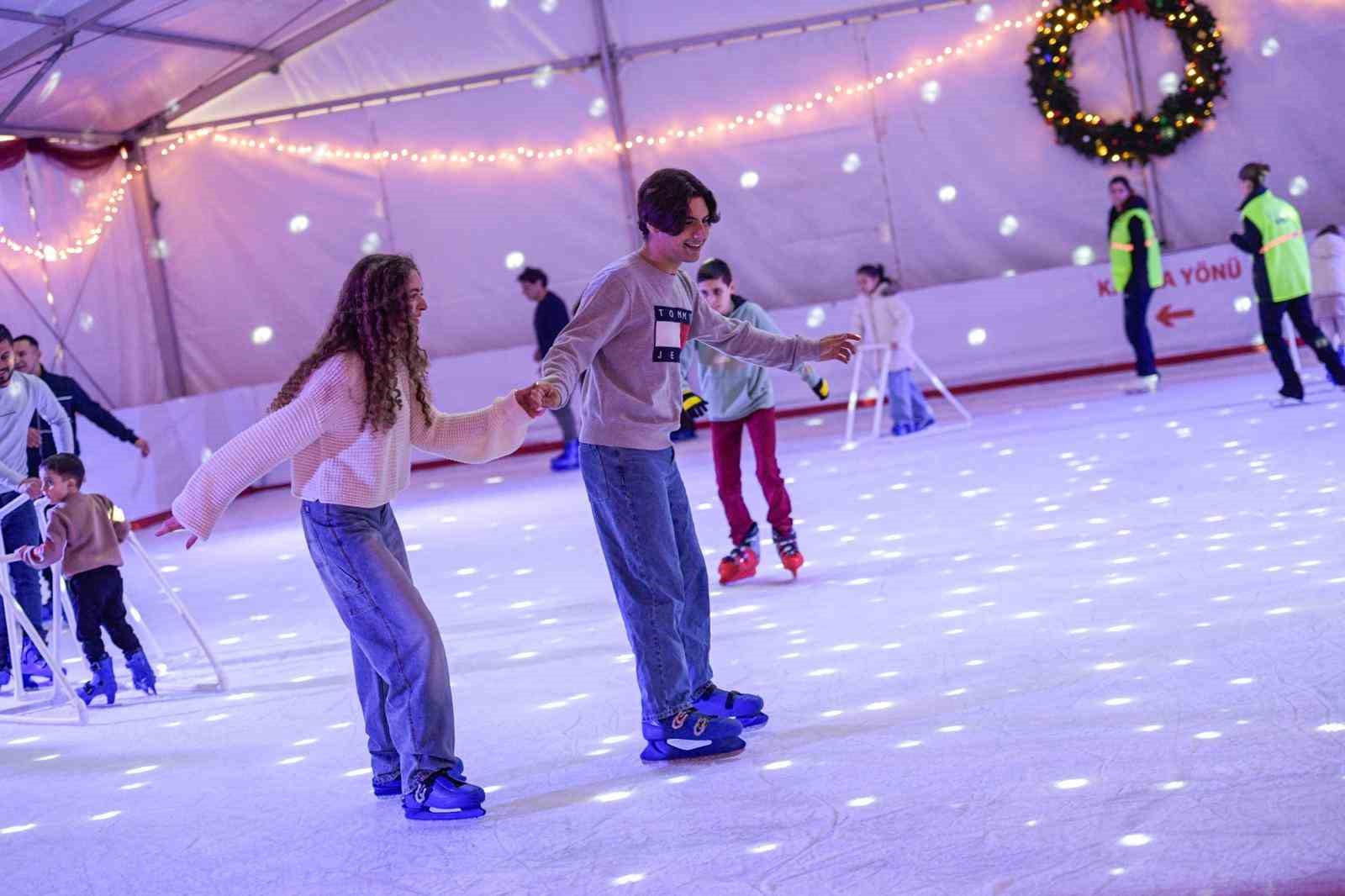 İzmir&rsquo;de kışın keyfi buzda yaşanıyor

