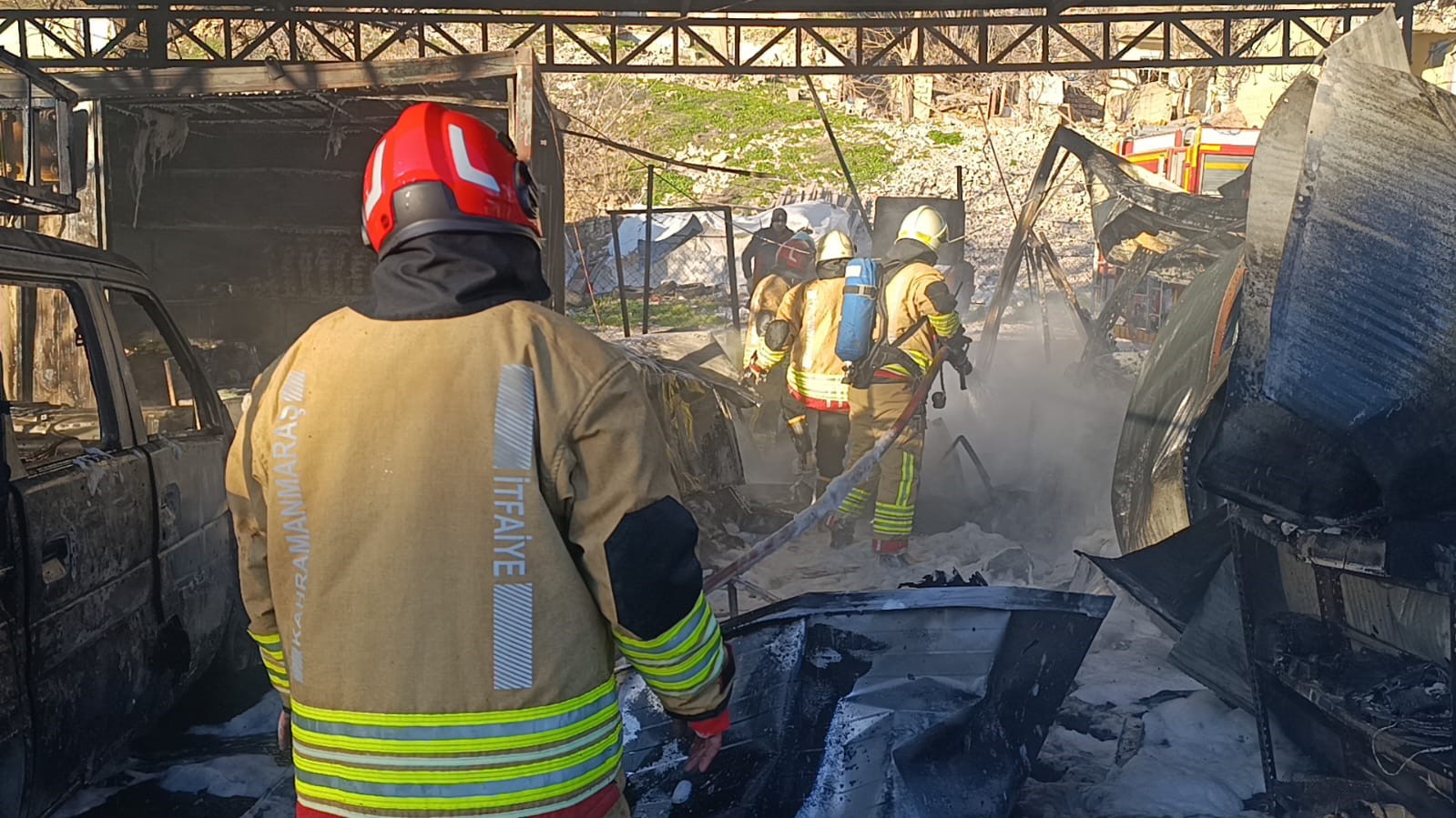 Konteyner &ccedil;arşıda yangın: 3 konteyner ile 3 ara&ccedil; k&uuml;l oldu
