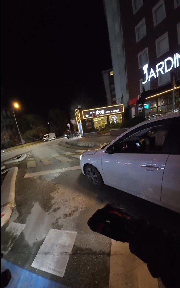 Yanlış trafik ışığına uyan s&uuml;r&uuml;c&uuml; ara&ccedil; kuyruğuna sebep oldu
