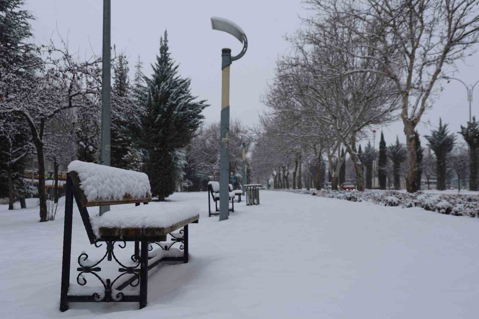 Elazığ&rsquo;da kar yağışı etkisini s&uuml;rd&uuml;r&uuml;yor
