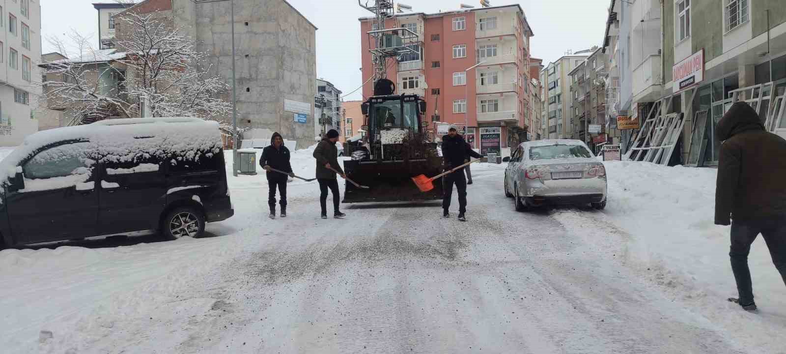 Karako&ccedil;an&rsquo;da karla m&uuml;cadele &ccedil;alışmaları s&uuml;r&uuml;yor
