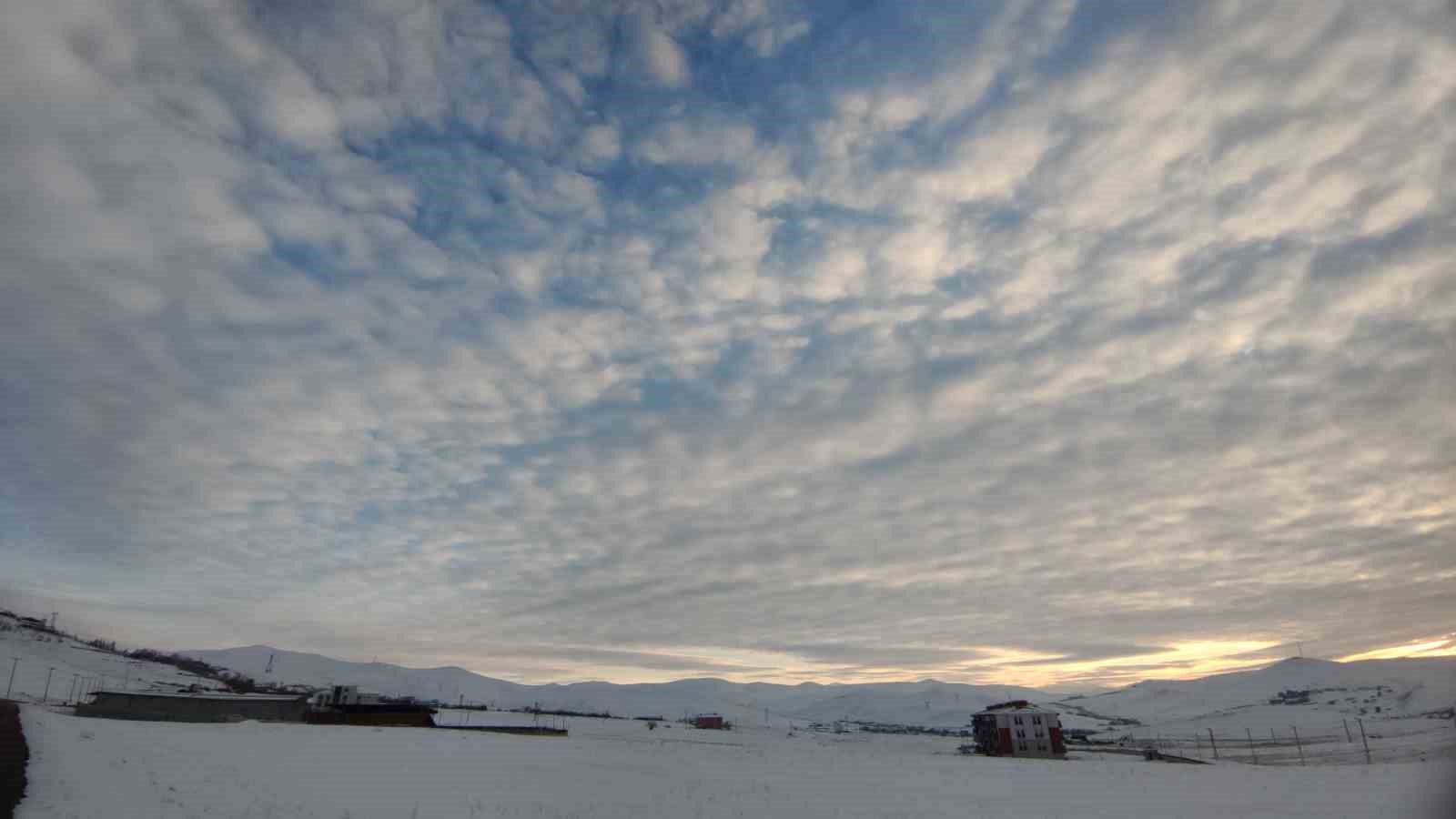 Kümülüs bulutları Van semalarında görsel şölen sundu