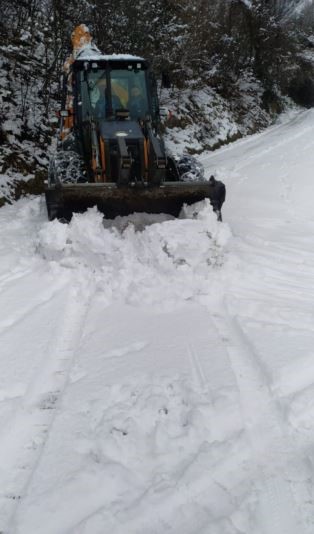 Artvin’de kar nedeniyle 18 köy yolunda ulaşım sağlanamıyor
