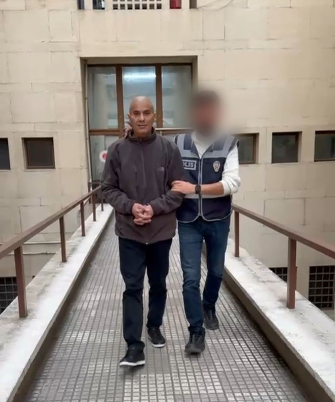 56 yıl hapisle aranan şahıs polisten ka&ccedil;amadı
