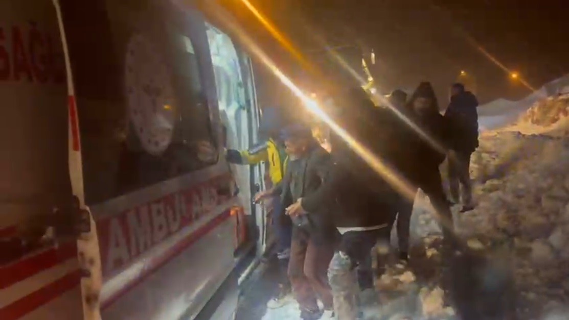 Kars&rsquo;ta ekipler kar engelini aşarak hasta vatandaşa ulaştı
