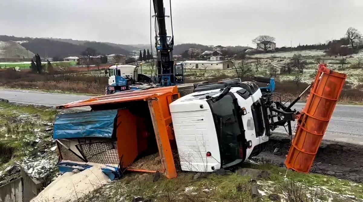 Ey&uuml;psultan&rsquo;da kar k&uuml;reme aracı buzlu yolda devrildi: 1 yaralı
