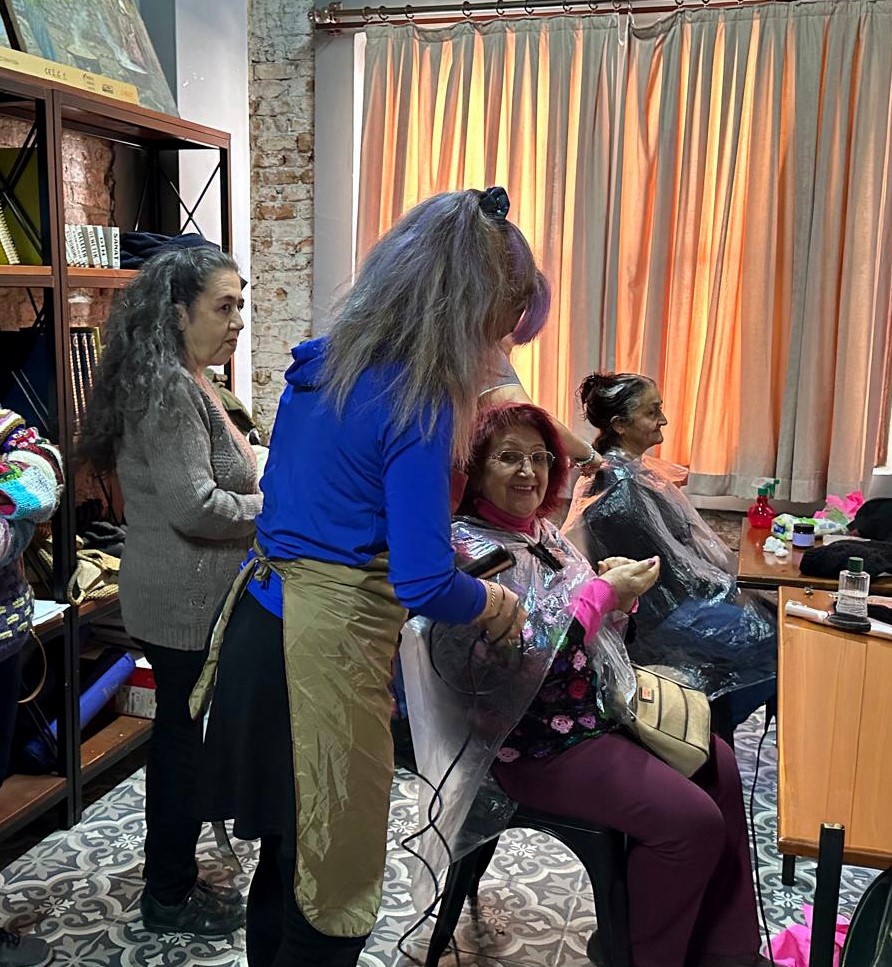 Muratpaşa&rsquo;nın Yaşlı Evleri&rsquo;nde kişisel bakım uygulaması
