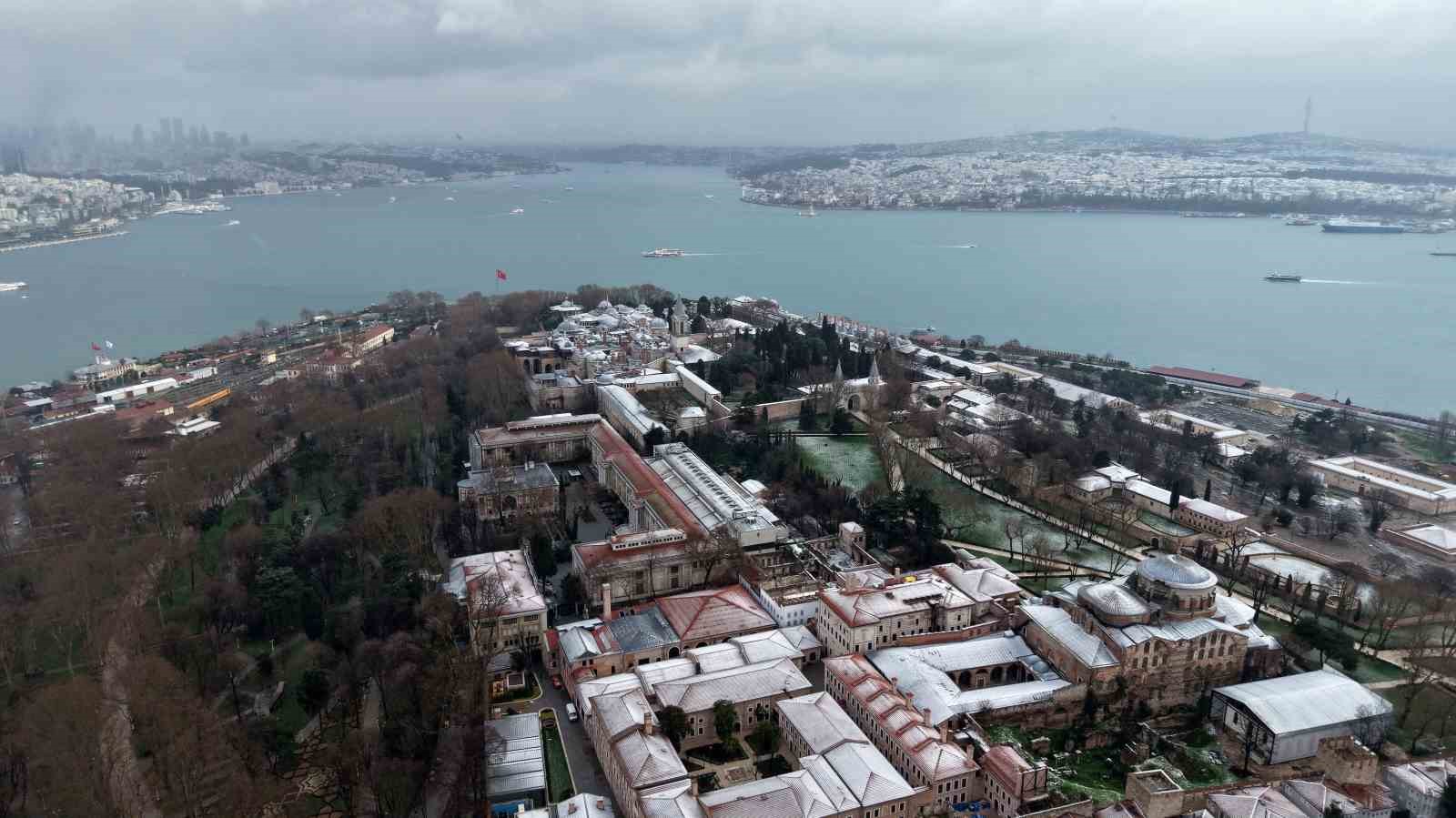 Karlı havanın etkili olduğu Tarihi Yarımada havadan g&ouml;r&uuml;nt&uuml;lendi
