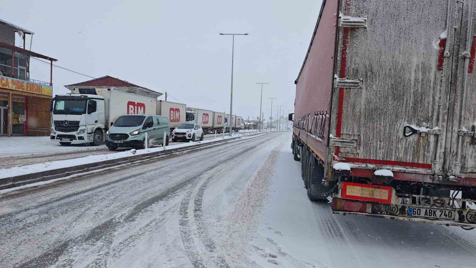 Malatya’da kar yağışı ulaşımı aksattı