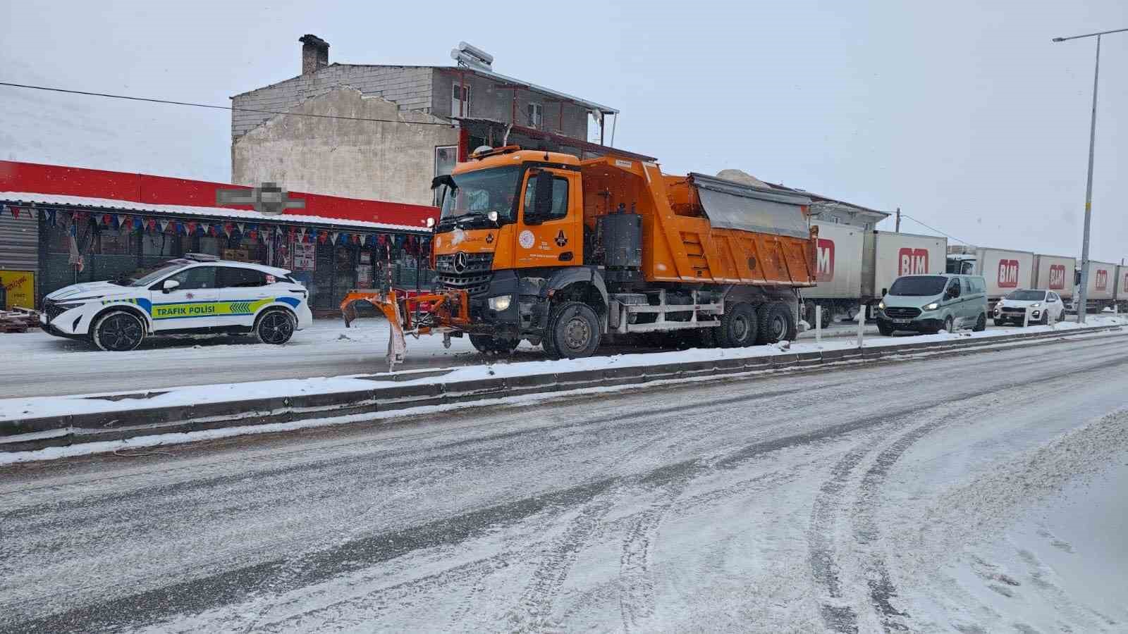 Malatya&rsquo;da kar yağışı ulaşımı aksattı
