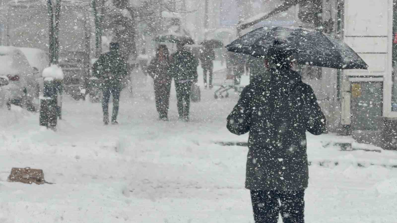 Tatvan’da yoğun kar yağışı yeniden etkili oluyor