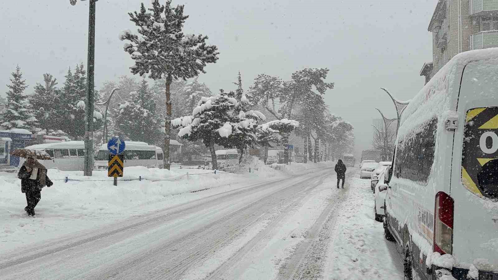 Tatvan&rsquo;da yoğun kar yağışı yeniden etkili oluyor
