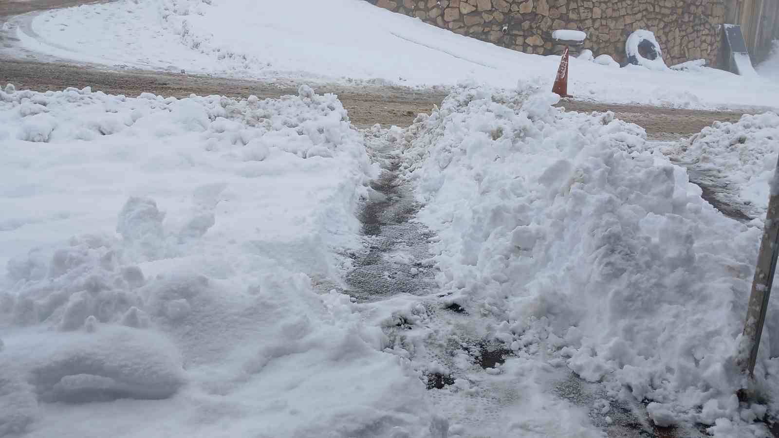 Kulp&rsquo;ta kar esareti: K&ouml;y yolları kapandı, il&ccedil;e trafiği kilitlendi

