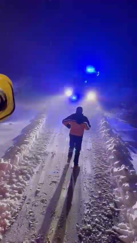 Gercüş&rsquo;te karda mahsur kalan hasta ve ambulans kurtarıldı