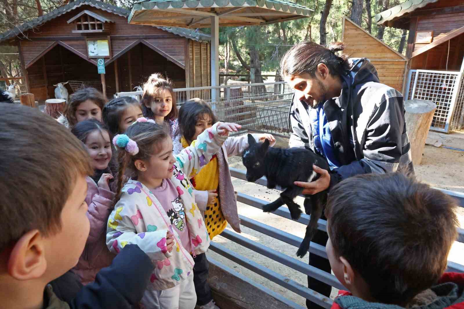 Doğal Yaşam Parkı&rsquo;nda &ccedil;ocuklara hayvan ve doğa sevgisi aşılanıyor
