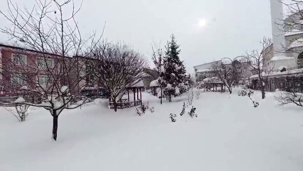 Baş&ccedil;iftlik kar altında kaldı
