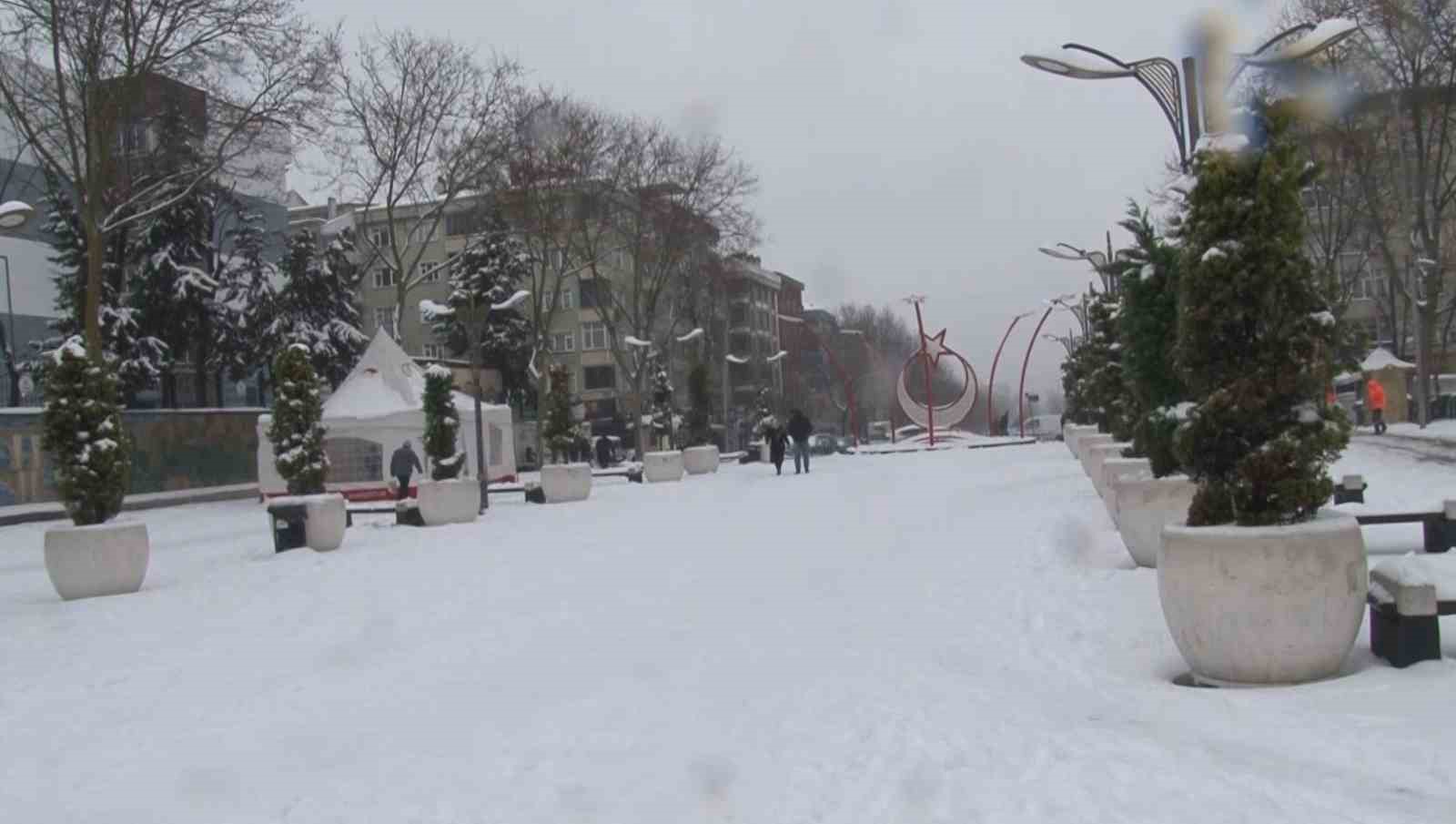 Sultangazi’de çocuklar kardan adam yaptı, karın keyfini çıkardı