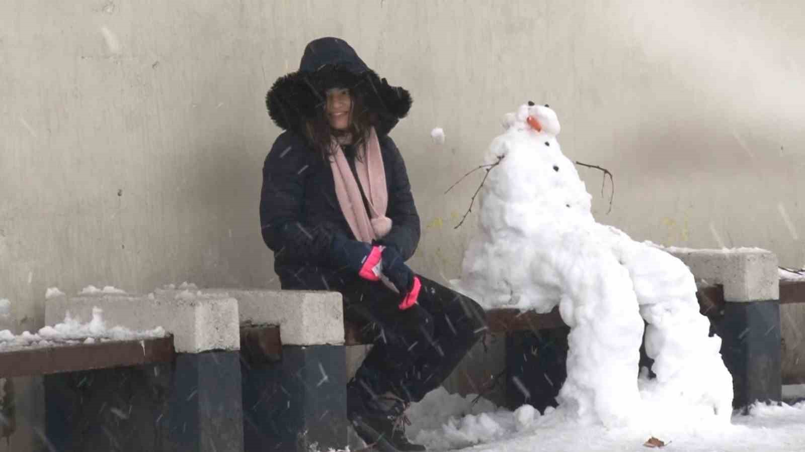 Sultangazi&rsquo;de &ccedil;ocuklar kardan adam yaptı, karın keyfini &ccedil;ıkardı
