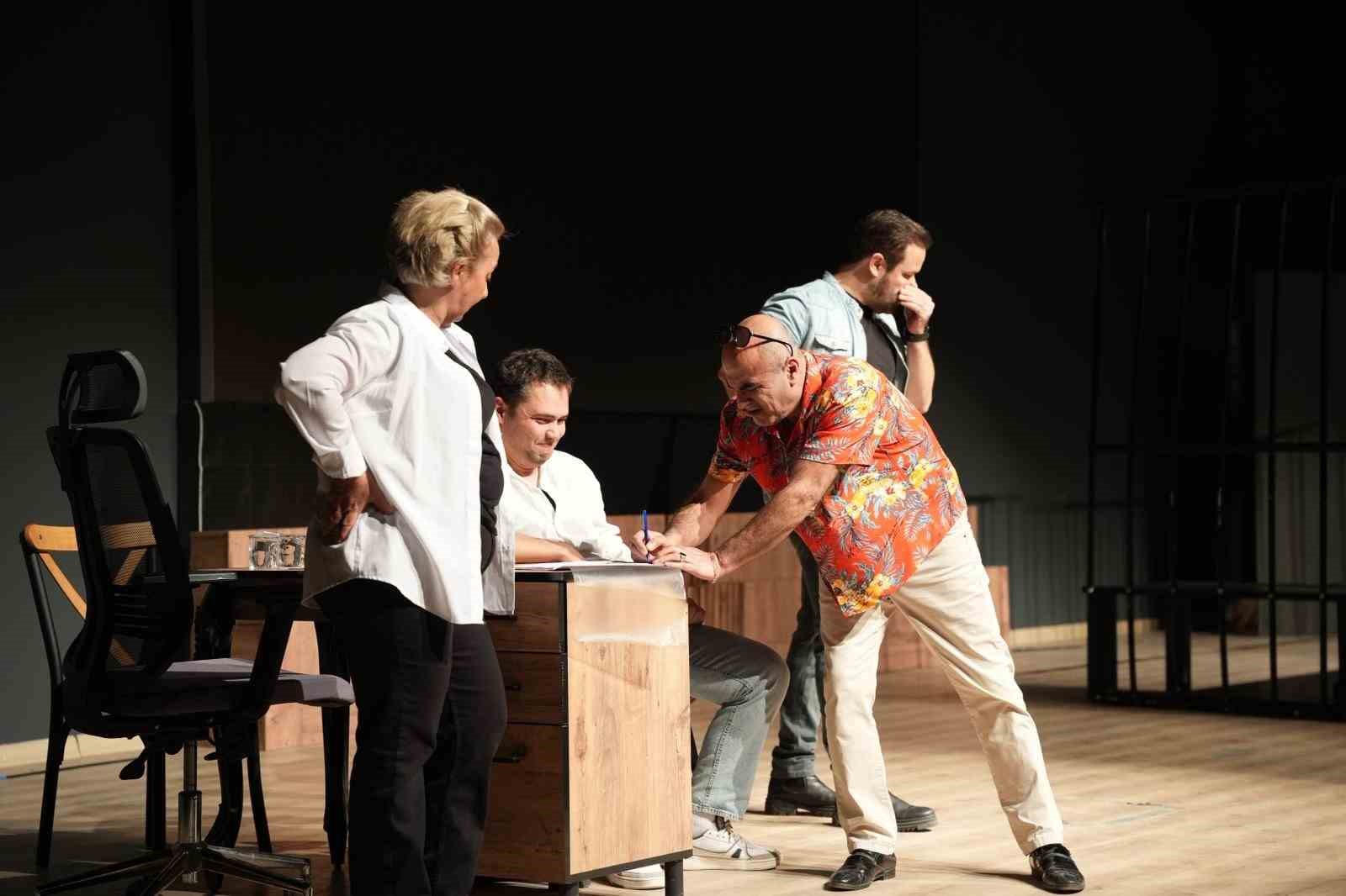 G&ouml;me&ccedil; Kent Tiyatrosu izleyenleri kahkahaya boğdu
