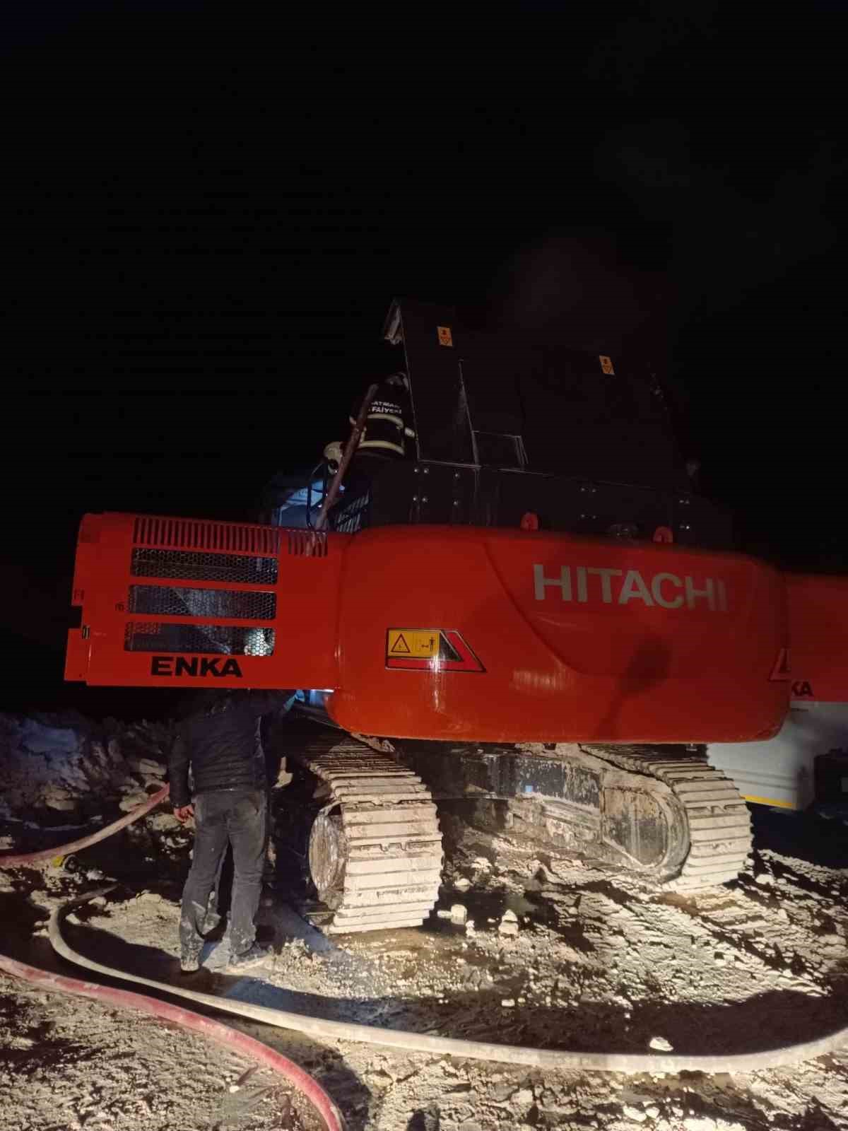 Batman&rsquo;da iş makinesi yandı
