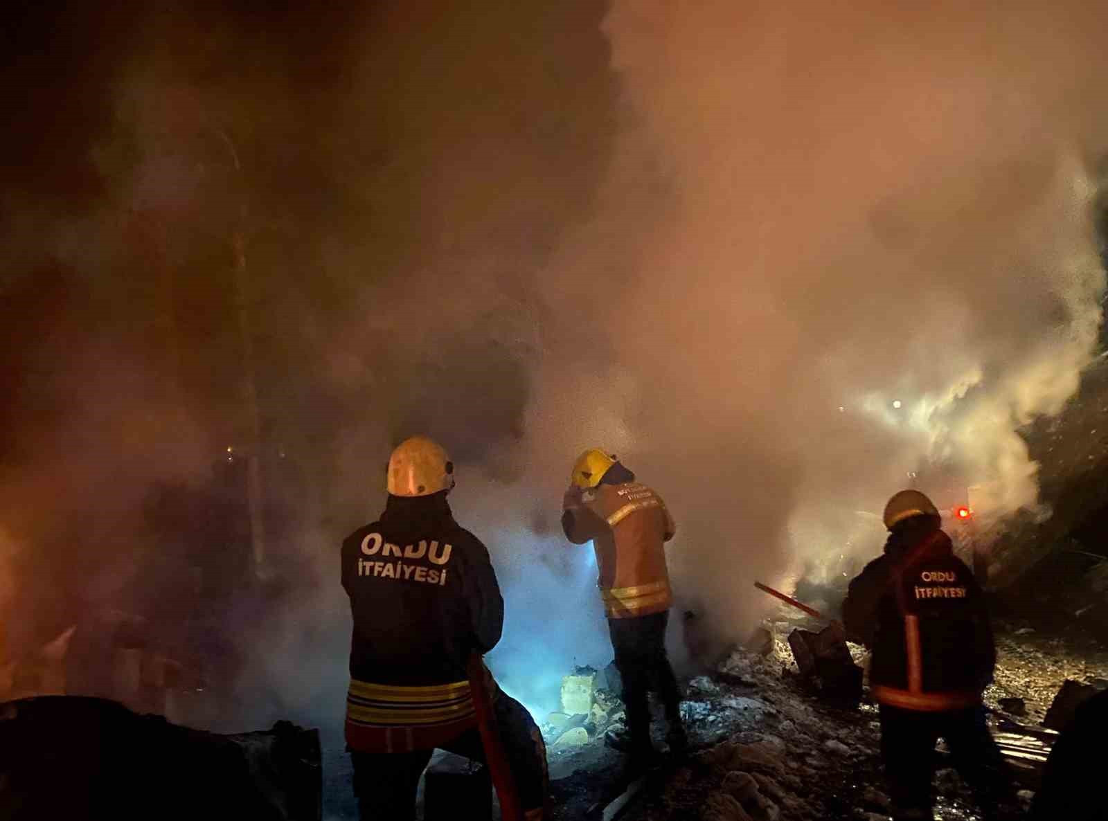 Ordu&rsquo;da ahşap ev ve samanlıkta yangın
