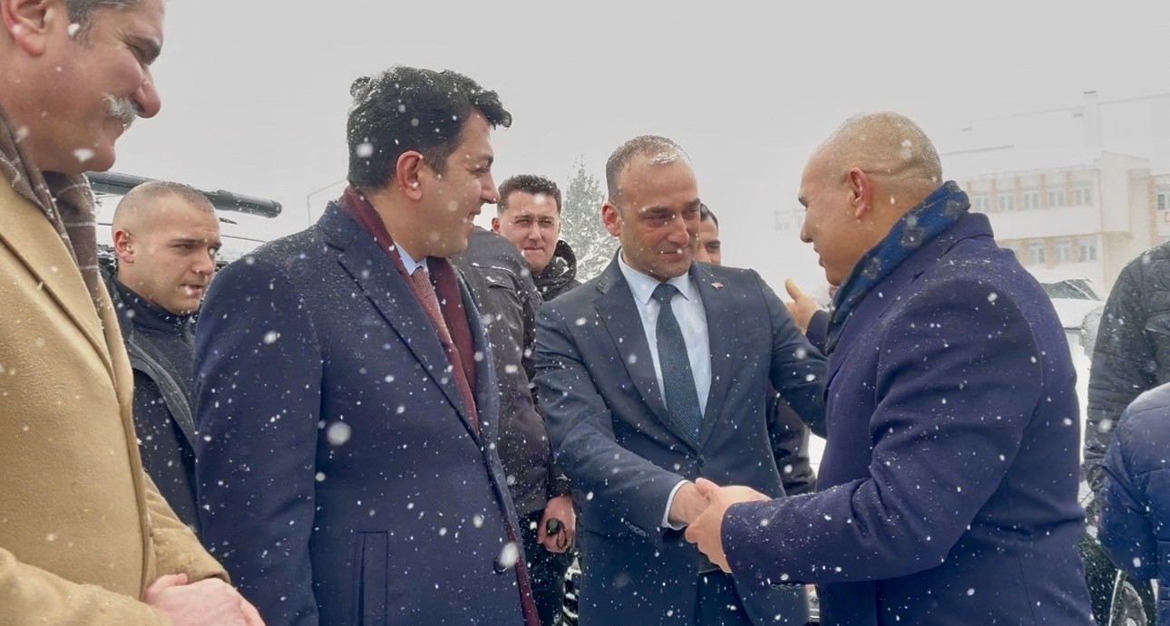 Kar ve fırtınaya rağmen vefa: Ağrı, Vali Ko&ccedil;&rsquo;u g&ouml;zyaşlarıyla uğurladı
