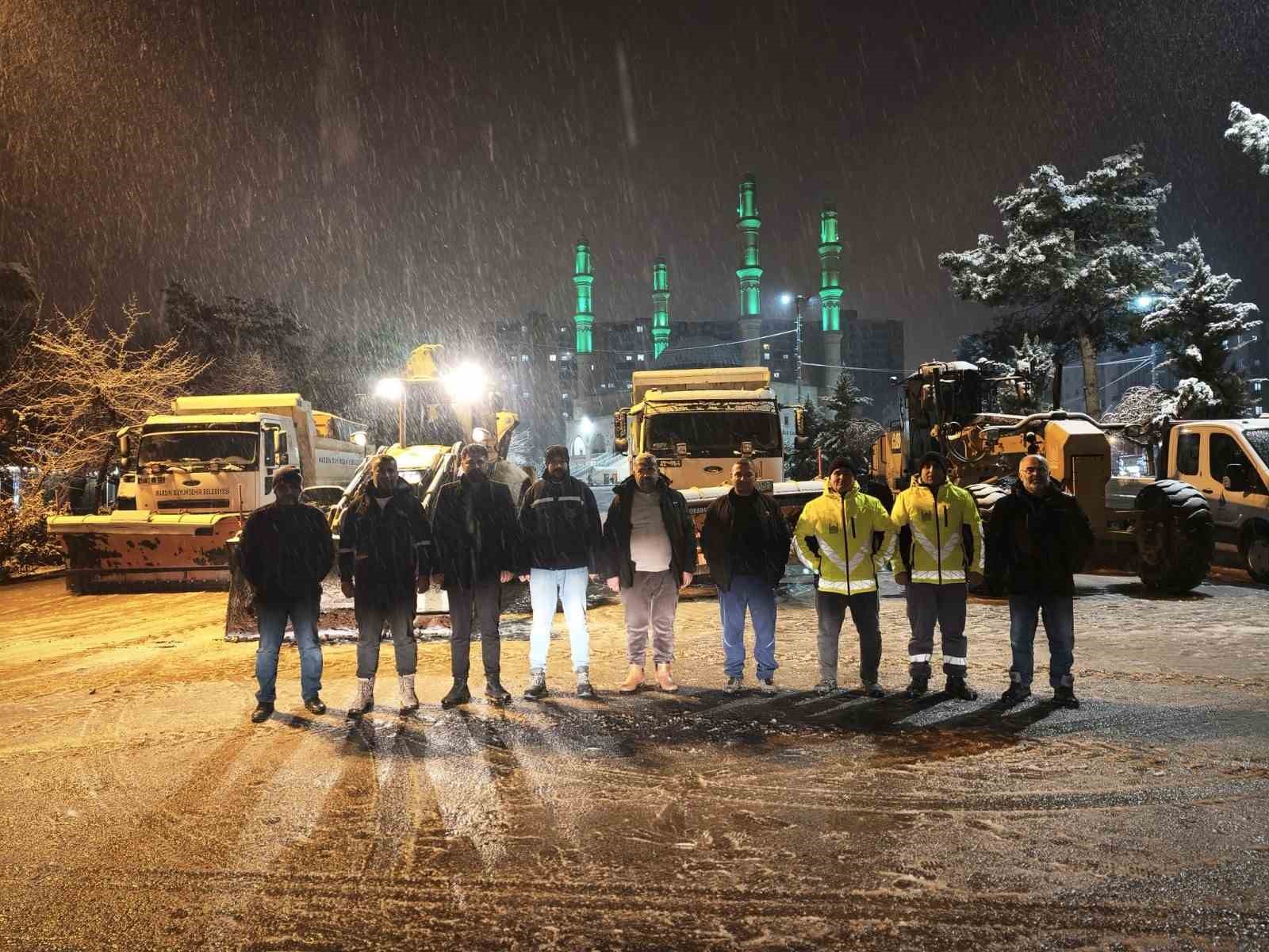 Mardin&rsquo;de karla m&uuml;cadele &ccedil;alışmaları s&uuml;r&uuml;yor
