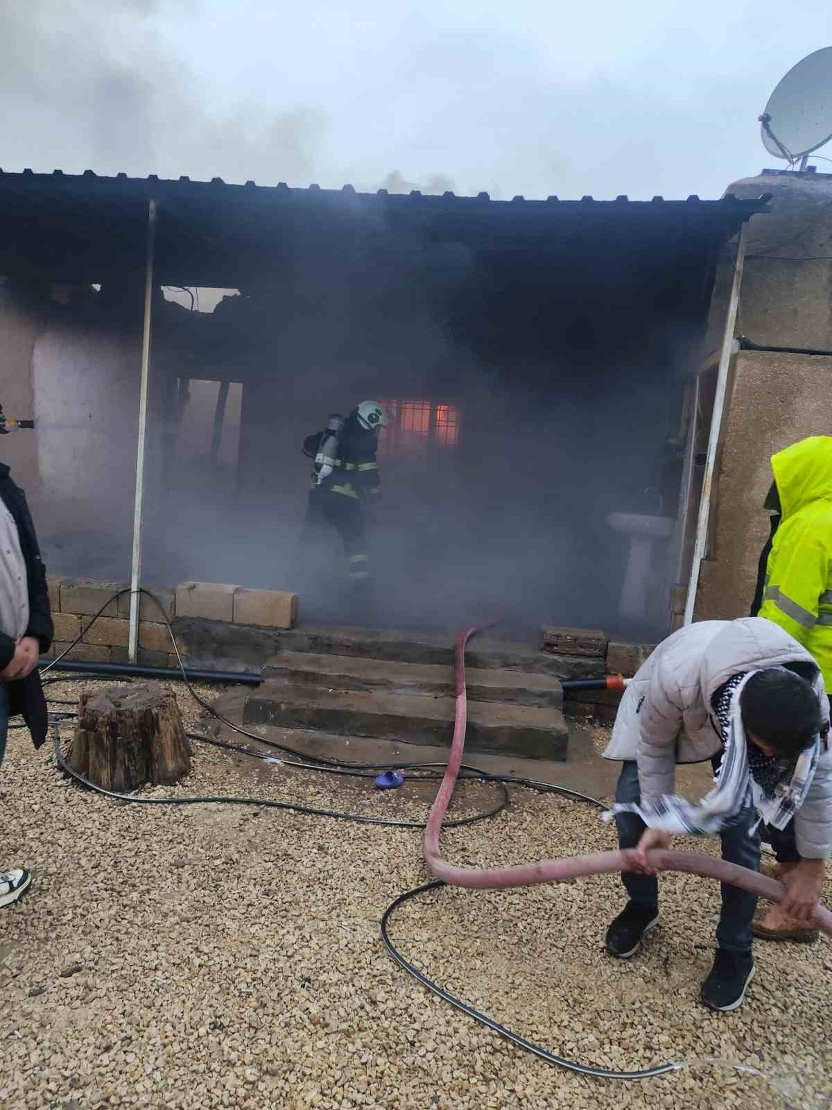 Mardin&rsquo;de m&uuml;stakil evde &ccedil;ıkan yangın s&ouml;nd&uuml;r&uuml;ld&uuml;
