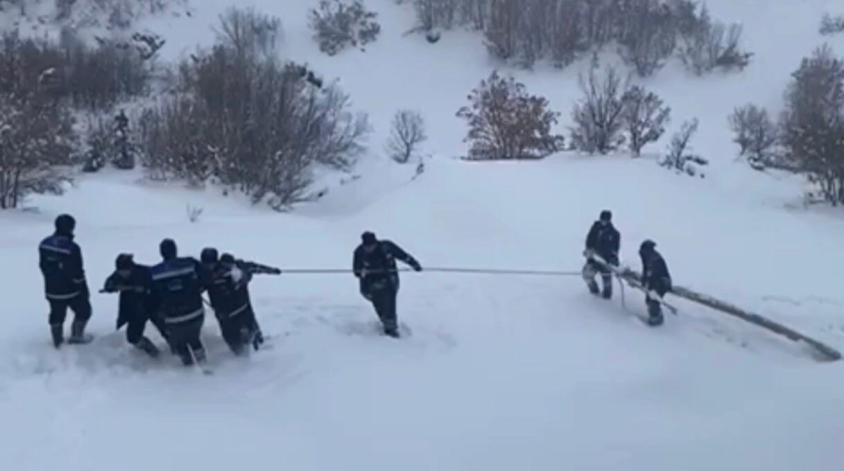 Ekipler enerji için seferber oldu: Kar içerisinde zorlu mücadele