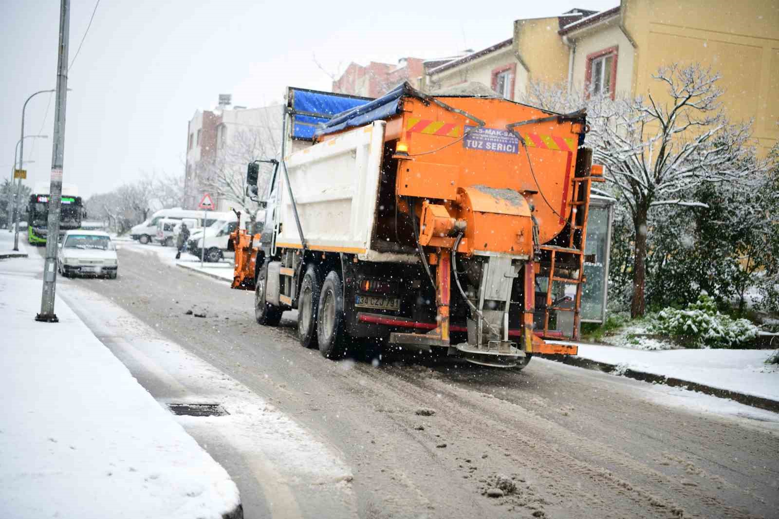 &Ccedil;ayırova&rsquo;da karla m&uuml;cadele s&uuml;r&uuml;yor
