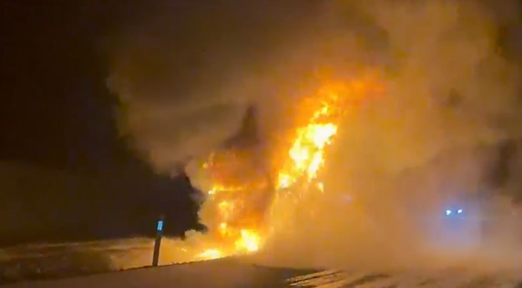 Seyir halindeki tır alev topuna döndü: Sürücü son anda kurtuldu