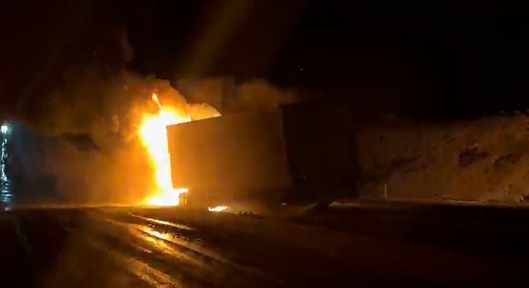 Seyir halindeki tır alev topuna döndü: Sürücü son anda kurtuldu
