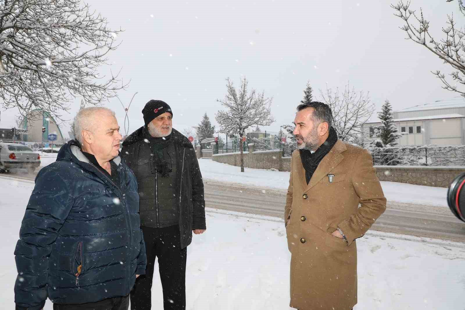 Başkan Şerifoğulları, karla m&uuml;cadele &ccedil;alışmalarını yerinde inceledi
