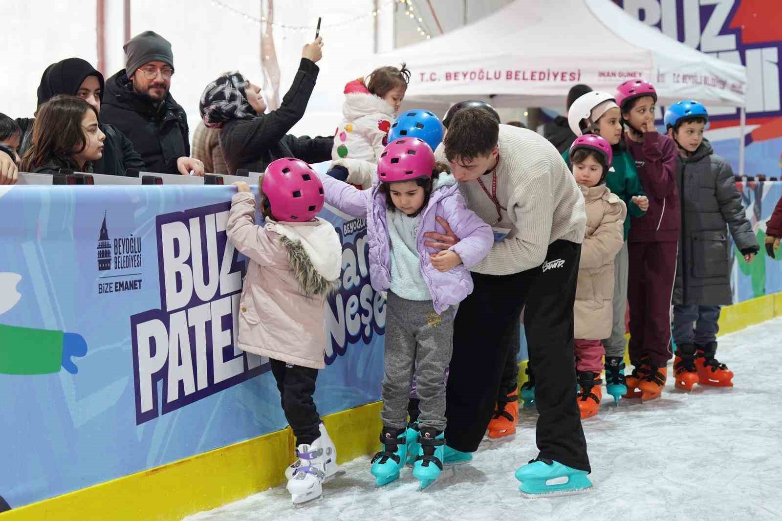Beyoğlu&rsquo;nda &ccedil;ocuklara karne hediyesi &uuml;cretsiz buz pisti
