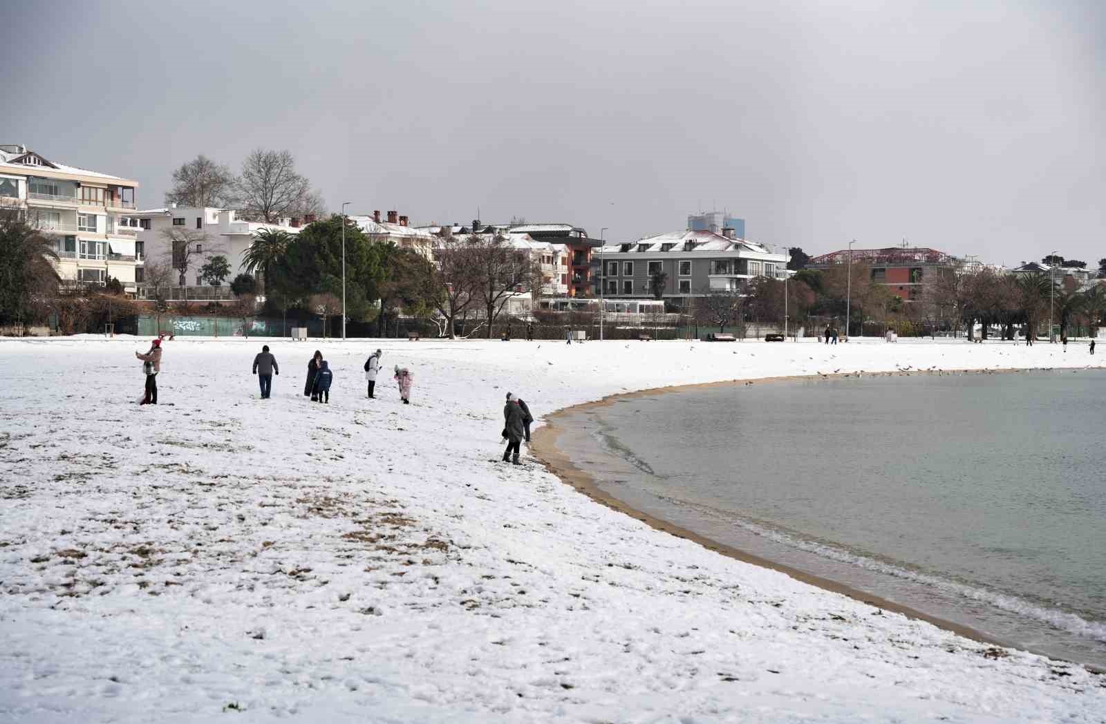 Beyaza b&uuml;r&uuml;nen Yeşilk&ouml;y sahili havadan g&ouml;r&uuml;nt&uuml;lendi
