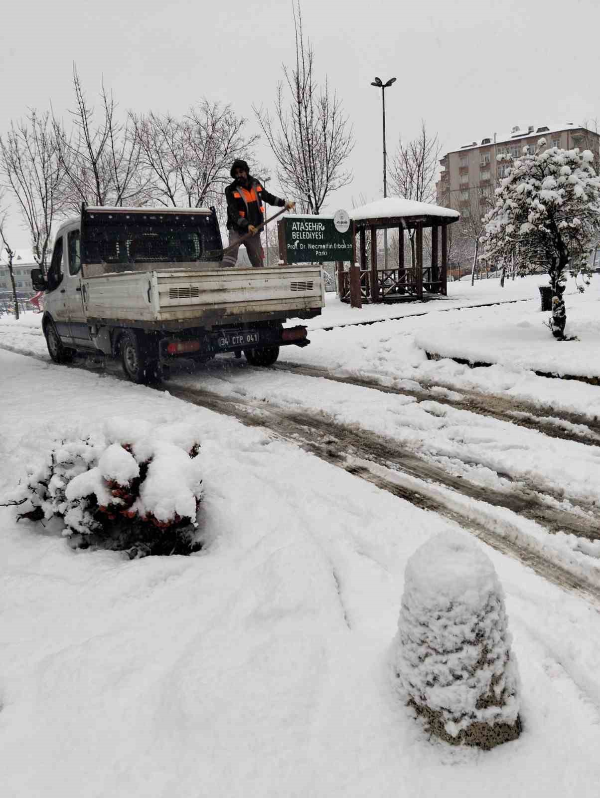 Ataşehir&rsquo;in "Beyaz Tim"i karla m&uuml;cadele i&ccedil;in g&ouml;rev başında
