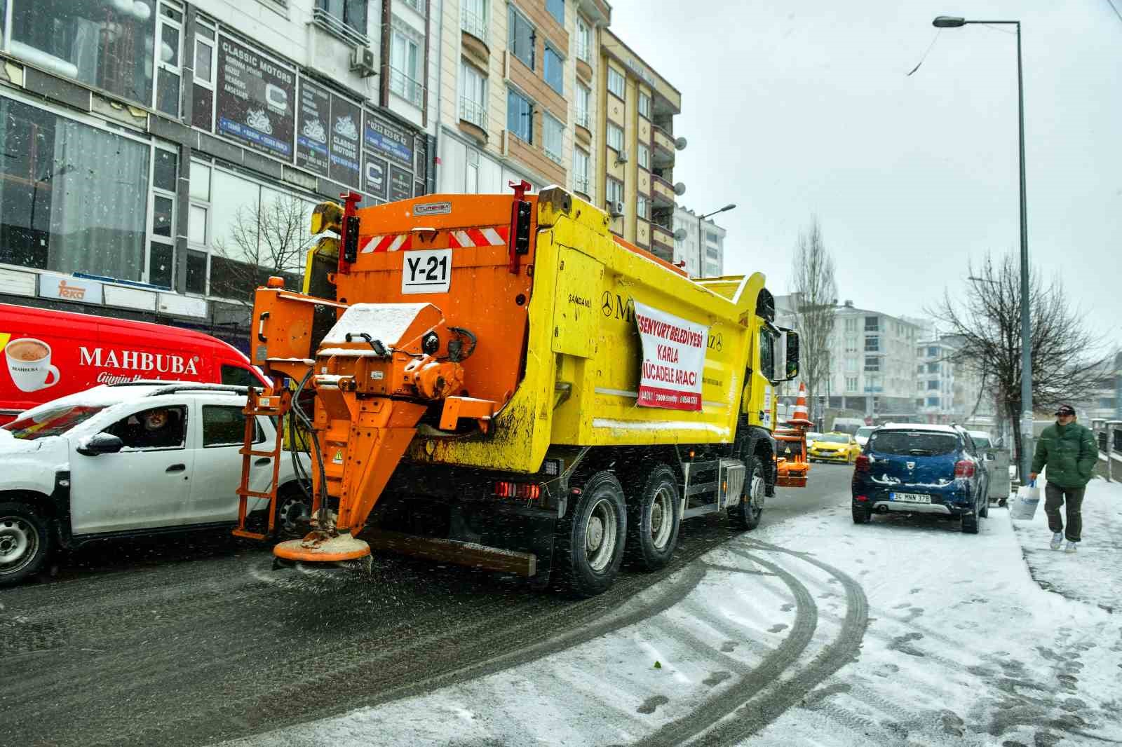 Esenyurt’ta karla mücadele çalışmaları aralıksız sürüyor
