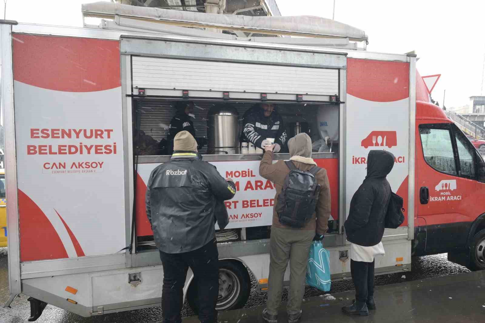 Esenyurt&rsquo;ta karla m&uuml;cadele &ccedil;alışmaları aralıksız s&uuml;r&uuml;yor

